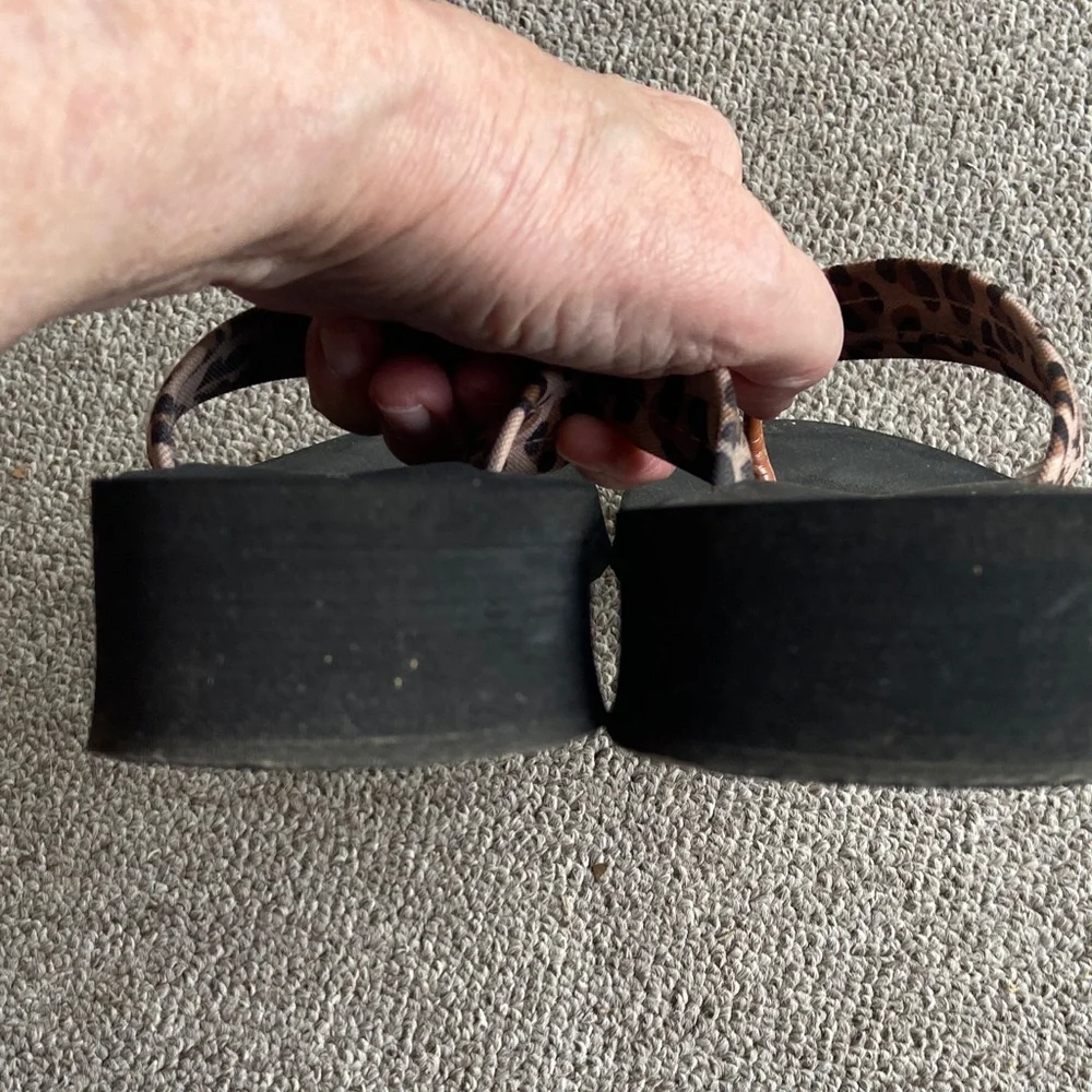 Tommy Hilfiger Black Footbed Flip Flops with Leopard-Print Straps - Picture 3 of 4